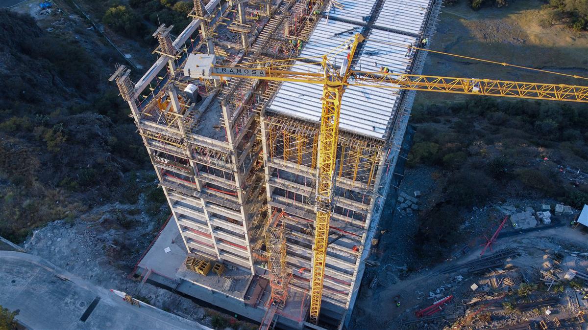 Estructura arquitectónica moderna con fachada de vidrio bajo iluminación dorada